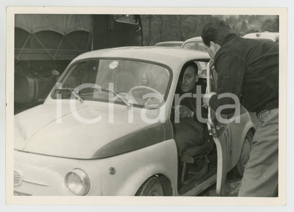 Fotografia d epoca originale 1960 ca JOLLY CLUB Mario ANGIOLINI a bordo di una FIAT 500 Foto RALLY 1