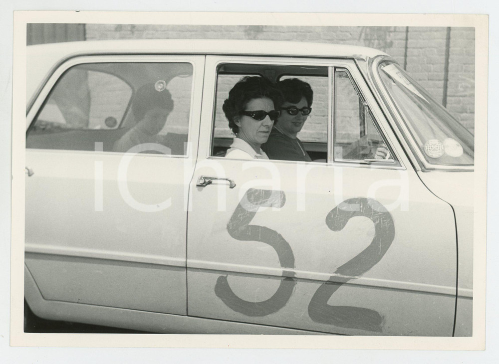 Fotografia d epoca originale 1960 ca JOLLY CLUB Renata ANGIOLINI in auto con alcune amiche Foto RALLY 1