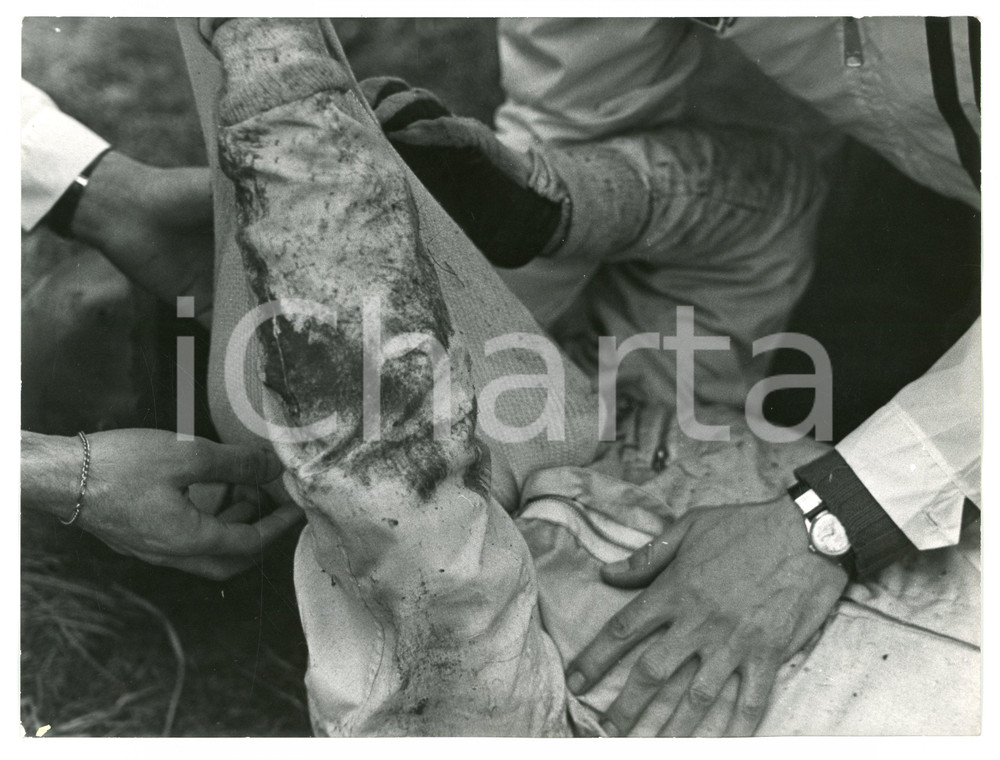 Fotografia d epoca originale 1965 ca RALLY Pilota si sfila passamontagna dopo incidente Foto 1
