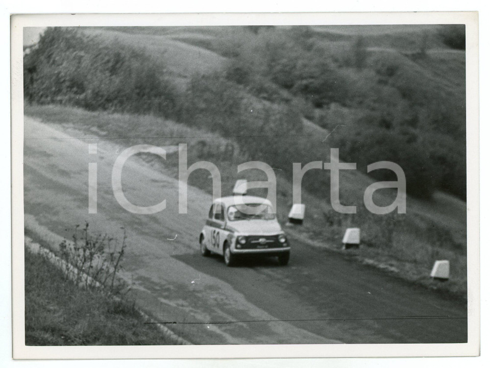 Fotografia d epoca originale 1960 ca RALLY JOLLY CLUB Fiat 500 durante una gara Foto 1
