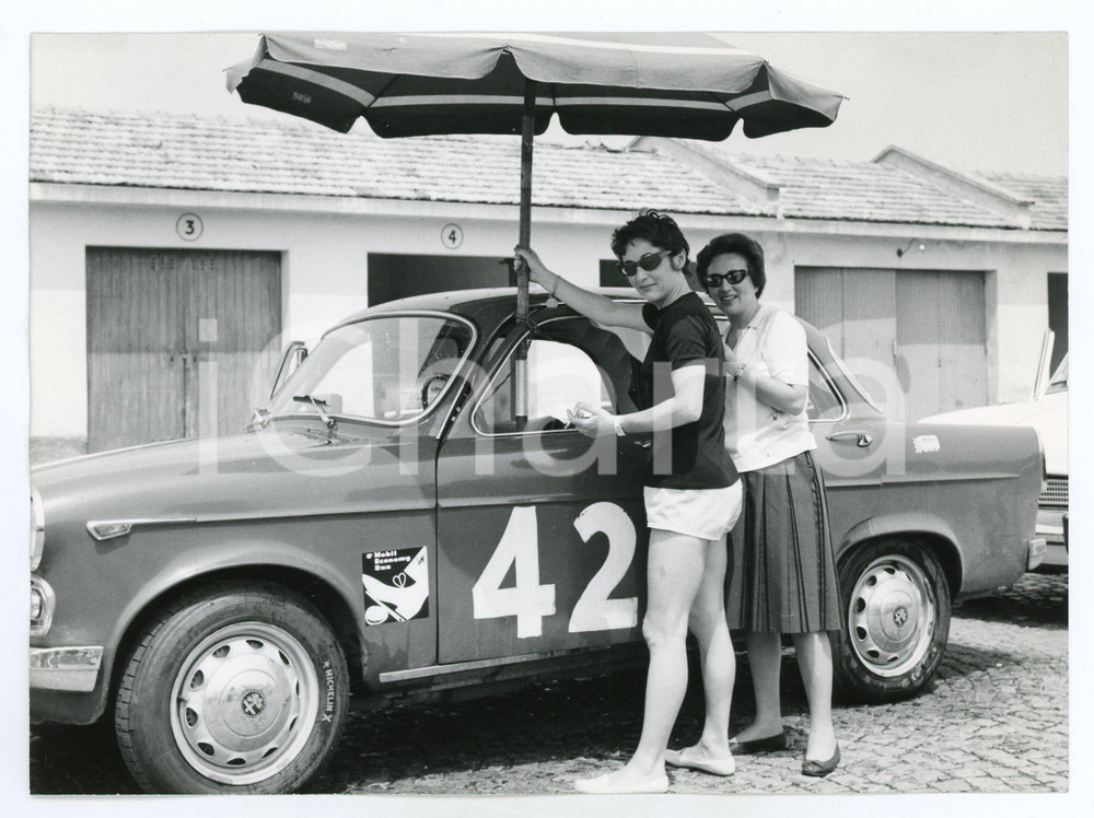 1964 6° MOBIL ECONOMY RUN Renata ANGIOLINI mette ombrellone su Alfa Romeo GIULIA