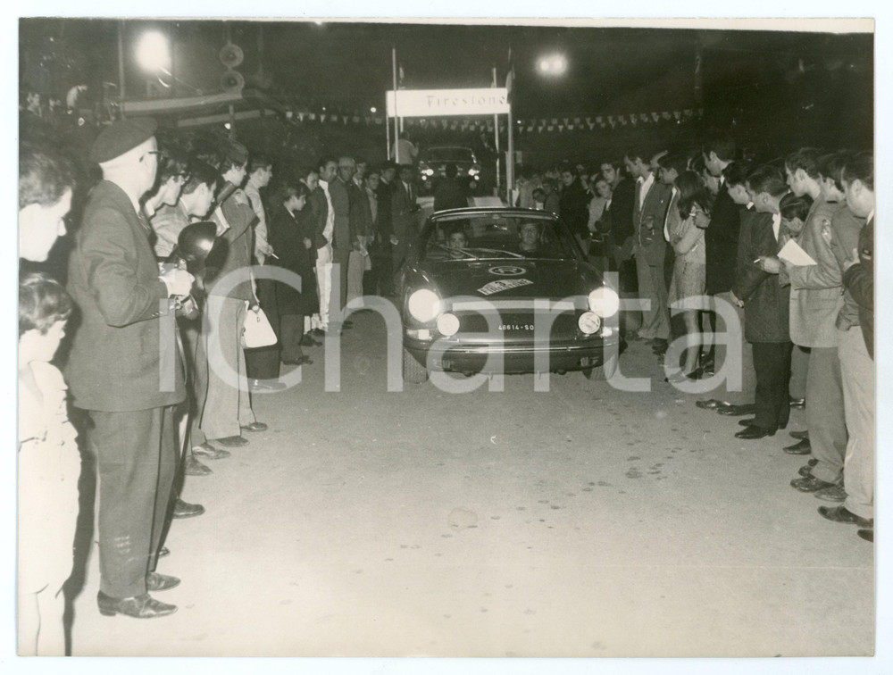 Fotografia d epoca originale 1969 3Â° RALLY FIRESTONE Porsche 911 S sfila tra pubblico e fotografi Foto 1