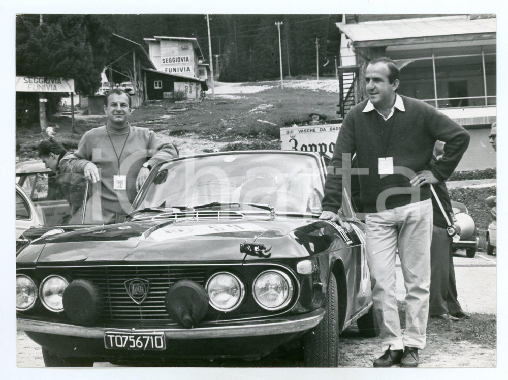 Fotografia d epoca originale 1965 ca RALLY Piloti posano a fianco di LANCIA Fulvia Coupé  Seggiovia Foto 1