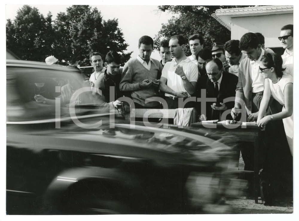 Fotografia d epoca originale 1965 ca RALLY Gara cronometro  Giudici controllano i tempi Foto JOLLY CLUB 1