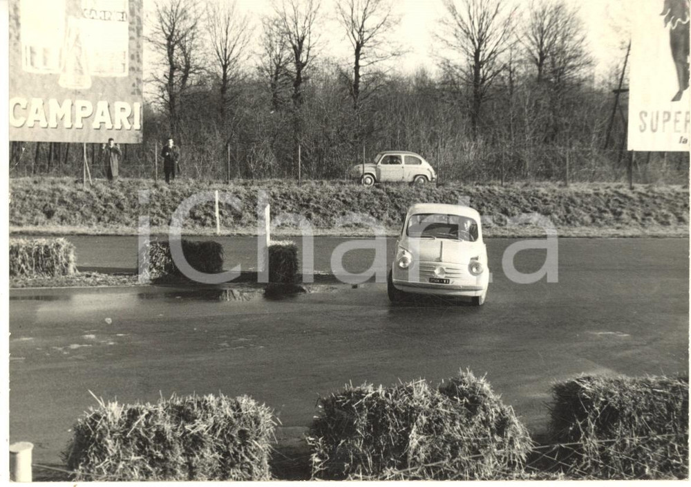 Fotografia d epoca originale 1965 ca RALLY Gara tra FIAT 600 Cartellone CAMPARI Foto JOLLY CLUB 1