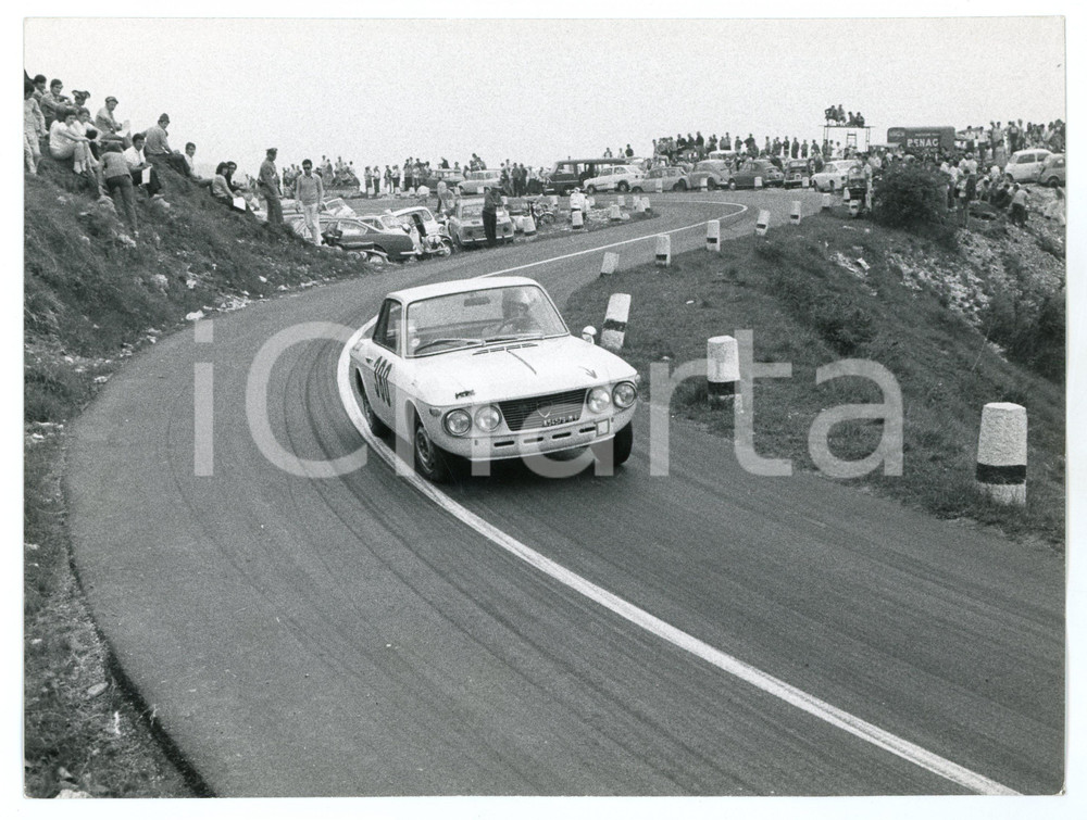 Fotografia d epoca originale 1965 ca RALLY Lancia Fulvia CoupÃ© Pubblico durante una gara JOLLY CLUB Foto 1