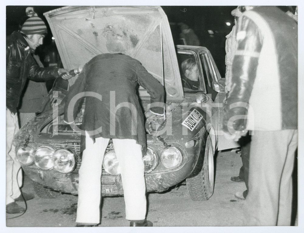 Fotografia d epoca originale 1965 ca JOLLY CLUB Meccanici controllano Lancia Fulvia CoupÃ© RALLY Foto 1