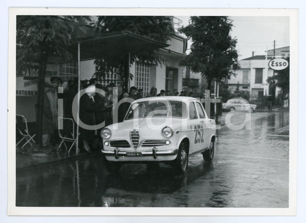 Fotografia d epoca originale 1965 ca JOLLY CLUB Alfa Romeo e distributore ESSO Foto RALLY 1