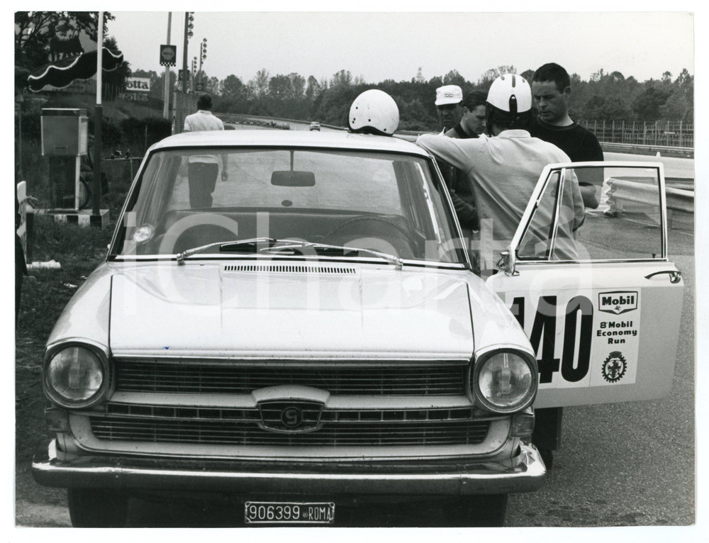 Fotografia d epoca originale 1966 8 MOBIL ECONOMY RUN Pilota pronto a salire su auto da corsa Foto 1