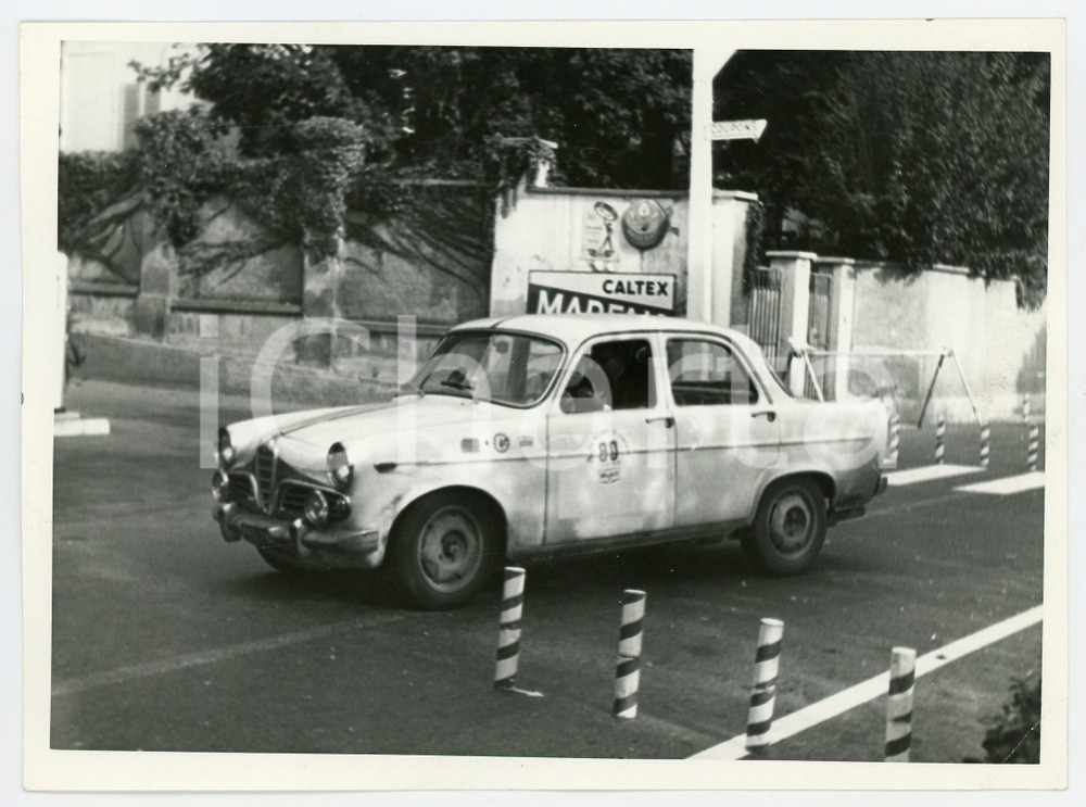 Fotografia d epoca originale 1960 ca JOLLY CLUB Alfa Romeo durante gara RALLY Insegna CALTEX Foto 1