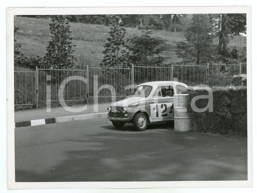 Fotografia d epoca originale 1965 ca JOLLY CLUB Fiat 500 aggira bidone durante gara Foto RALLY 1