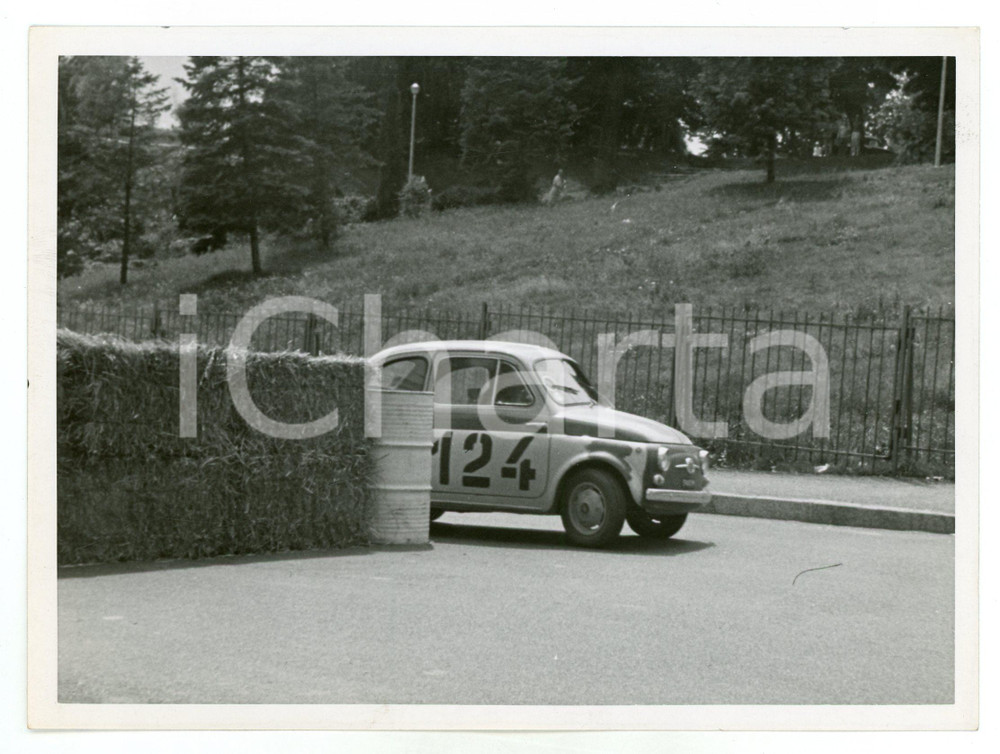 Fotografia d epoca originale 1965 ca JOLLY CLUB Gara di slalom per una FIAT 500 Foto RALLY 1