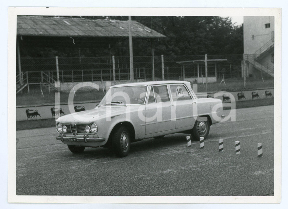 Fotografia d epoca originale 1965 ca JOLLY CLUB Alfa Romeo Giulia 1300 durante gara  PubblicitÃ  ERG Foto 1