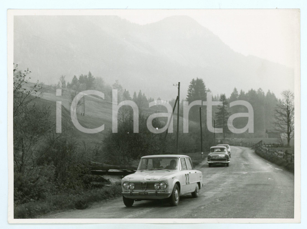 Fotografia d epoca originale 1965 ca MOBIL ECONOMY RUN Alfa Romeo Giulia 1300 in gara Foto JOLLY CLUB 1