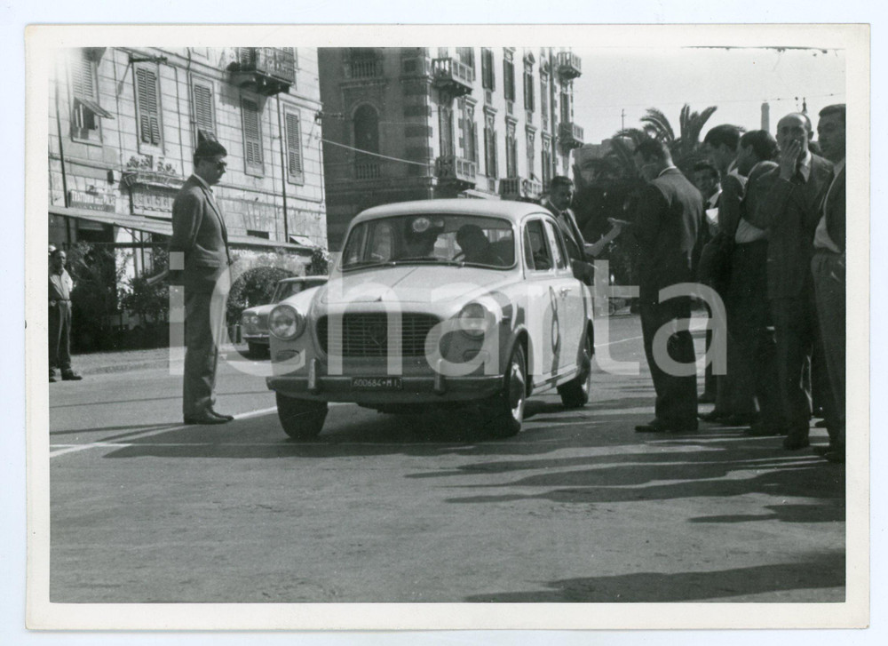 Fotografia d epoca originale 1960 ca JOLLY CLUB Lancia Appia esaminata dai giudici prima della gara Foto 1