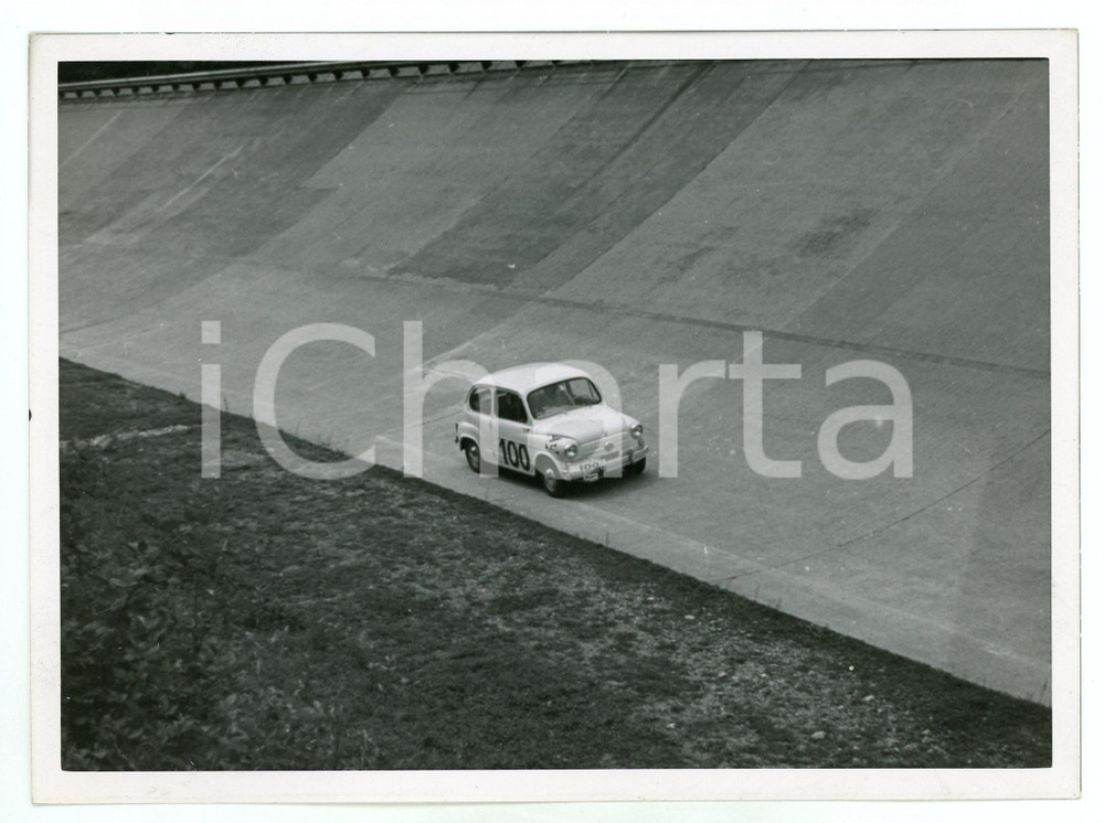 Fotografia d epoca originale 1965 ca JOLLY CLUB Fiat 600 prova su circuito automobilistico Foto 1
