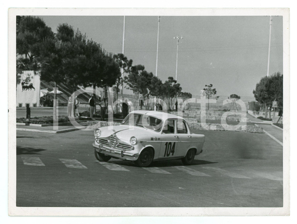 Fotografia d epoca originale 1962 RALLY DI CHIANCIANO Alfa Romeo durante gara JOLLY CLUB Stendardo ERG Foto 1