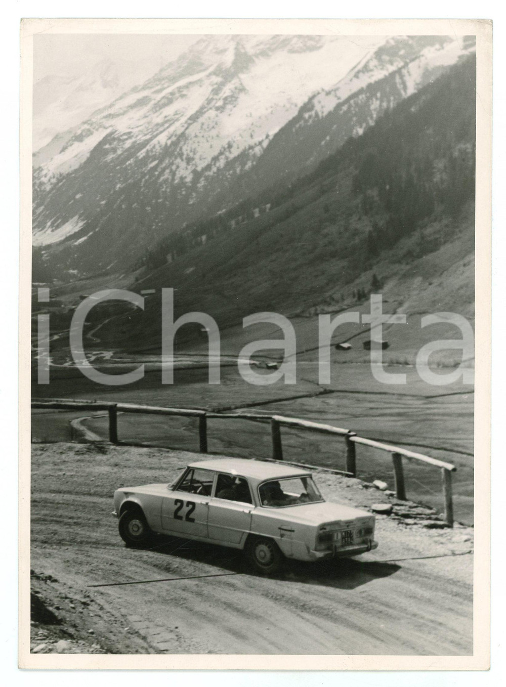 Fotografia d epoca originale 1965 ca RALLY Alfa Romeo Giulia 1300 parcheggiata su piazzola JOLLY CLUB Foto 1
