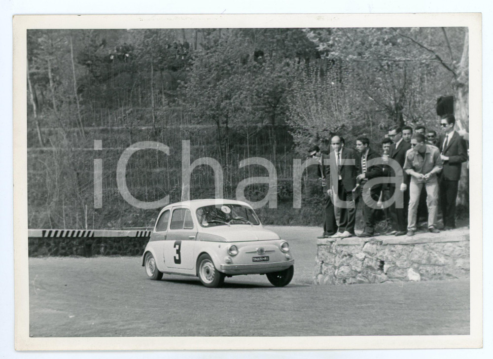 Fotografia d epoca originale 1960 ca LUCCA IV Rally Nazionale JOLLY CLUB Pubblico guarda Fiat 500 foto 1