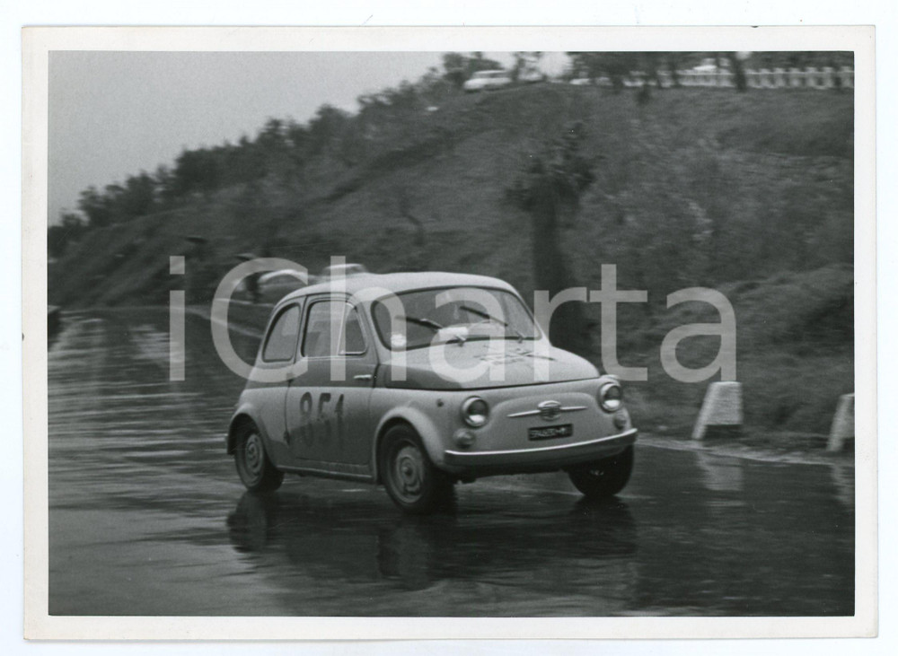 Fotografia d epoca originale 1965 ca RALLY Fiat 500 JOLLY CLUB durante una gara Foto 1