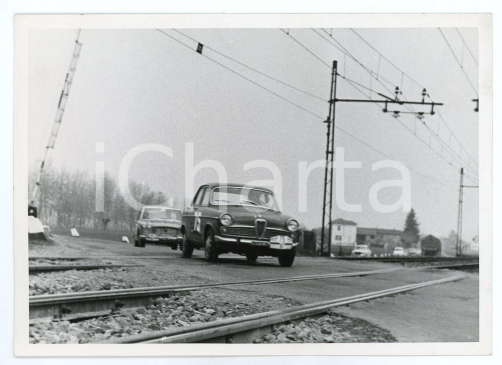 Fotografia d epoca originale 1962 MILANO SANREMO Trofeo Davide CAMPARI Alfa Romeo Giulietta attraversa binari 1