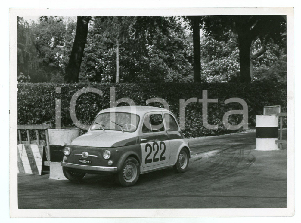 Fotografia d epoca originale 1965 ca JOLLY CLUB Mario ANGIOLINI guida Fiat 500 durante una gara Foto 1