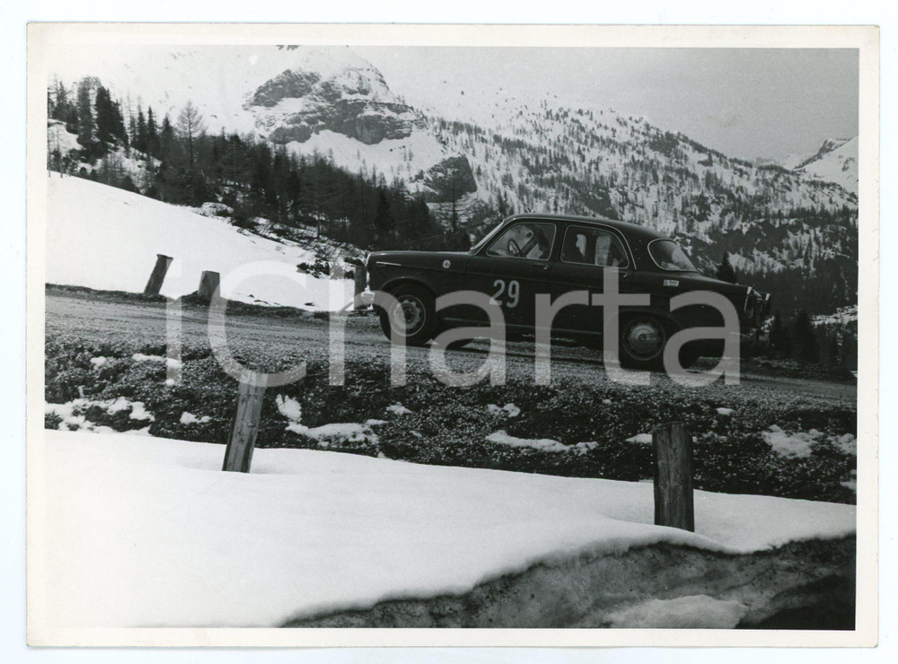 Fotografia d epoca originale 1965 ca JOLLY CLUB Alfa Romeo Giulietta RALLY nella neve Foto 1