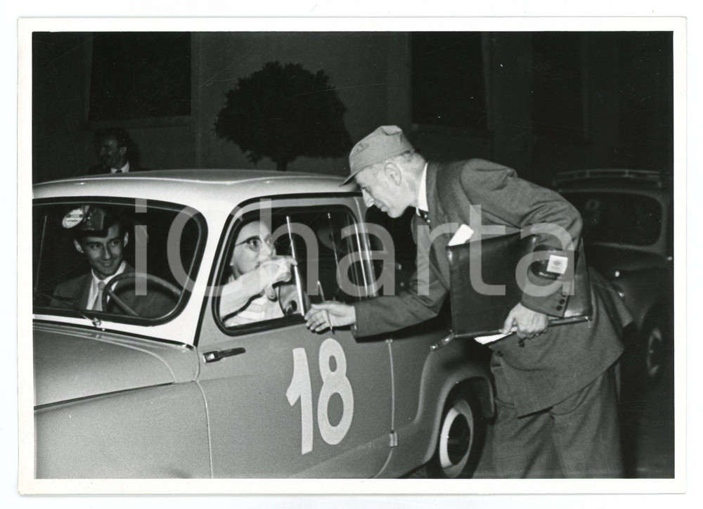 Fotografia d epoca originale 1965 ca JOLLY CLUB Renata ANGIOLINI parla con giudice prima di gara RALLY Foto 1