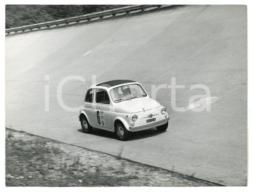 Fotografia d epoca originale 1965 ca 7 MOBIL ECONOMY RUN Fiat 500 durante la gara Foto 24x18 cm 1