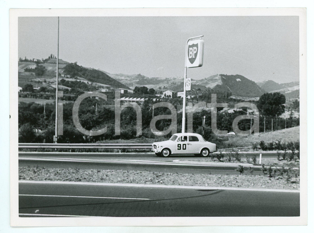 Fotografia d epoca originale 1960 ca LANCIA APPIA e Distributore BP Foto JOLLY CLUB 1
