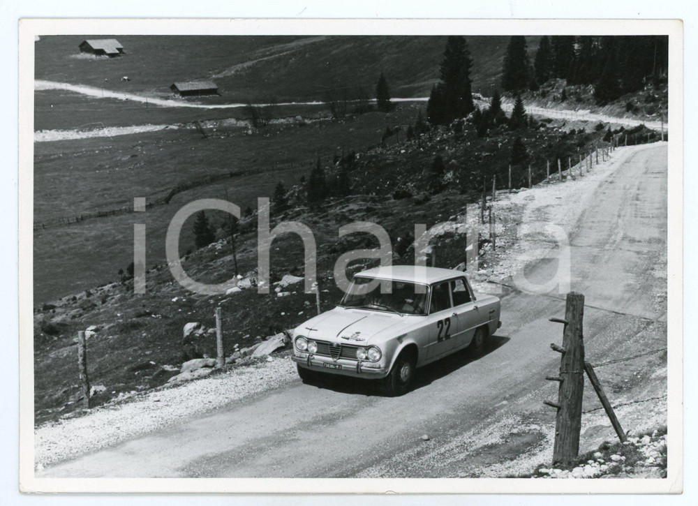 Fotografia d epoca originale 1965 ca MOBIL ECONOMY RUN Alfa Romeo Giulia 1300 durante la gara JOLLY CLUB Foto 1
