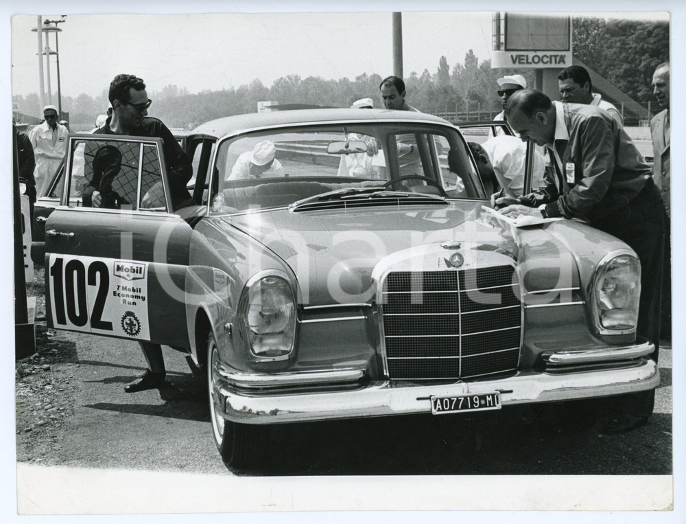 Fotografia d epoca originale 1965 ca 7 MOBIL ECONOMY RUN Tecnici controllano MERCEDES BENZ W112 Foto 1