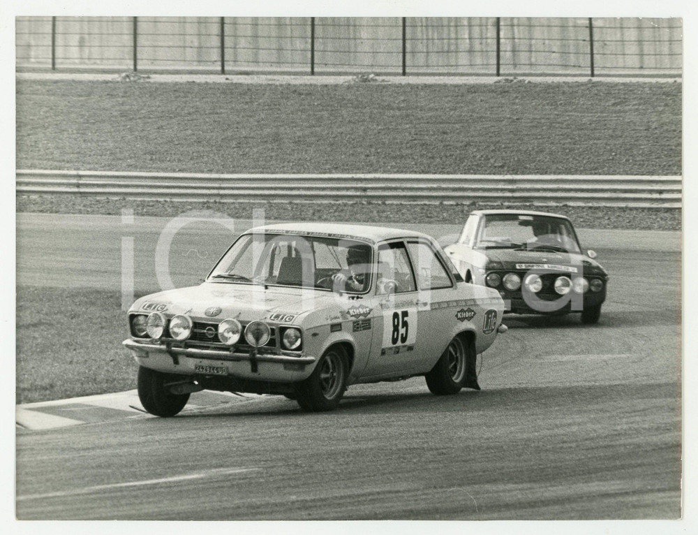 Fotografia d epoca originale 1970 ca RALLY Lancia Fulvia coupÃ© insegue OPEL Kadett durante gara Foto 1