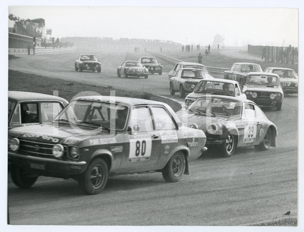 Fotografia d epoca originale 1965 ca JOLLY CLUB Calca di auto dopo la curva del circuito OPEL Kadett Foto 1
