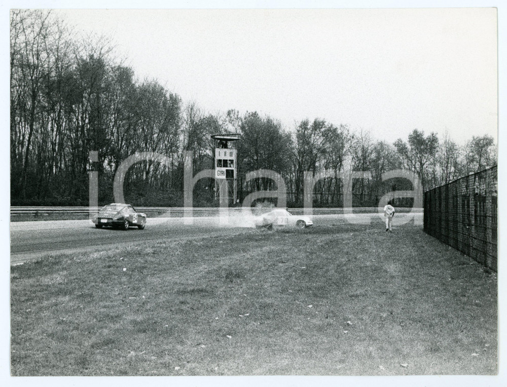 Fotografia d epoca originale 1970 ca TROFEO VERONA Porsche 911 finisce fuori dal circuito automobilismo 1