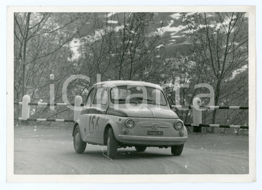 Fotografia d epoca originale 1965 ca FIAT 500 Pilota concentrato durante gara di Rally JOLLY CLUB Foto 1