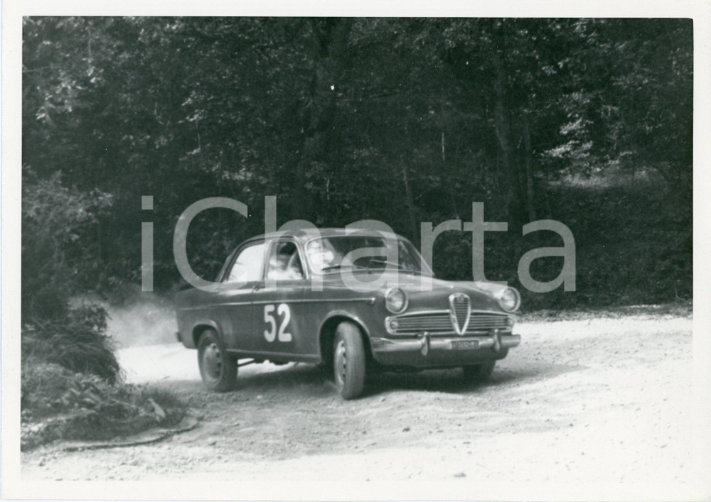 Fotografia d epoca originale 1965 ca ALFA ROMEO Giulietta Gara di RALLY nei boschi JOLLY CLUB Foto 1