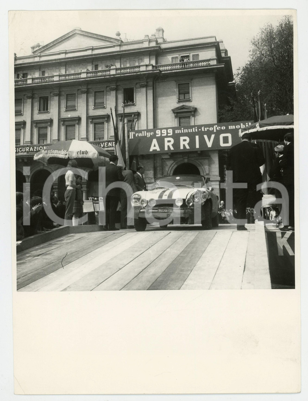 Fotografia d epoca originale 1965 ca NOVARA Rally 999 minuti Auto all arrivo Fotografia 1