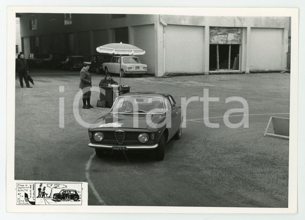 Fotografia d epoca originale 1965 Gara RIALTO Trofeo AMOCO Carabiniere guarda Alfa Romeo Giulia JOLLY CLUB 1