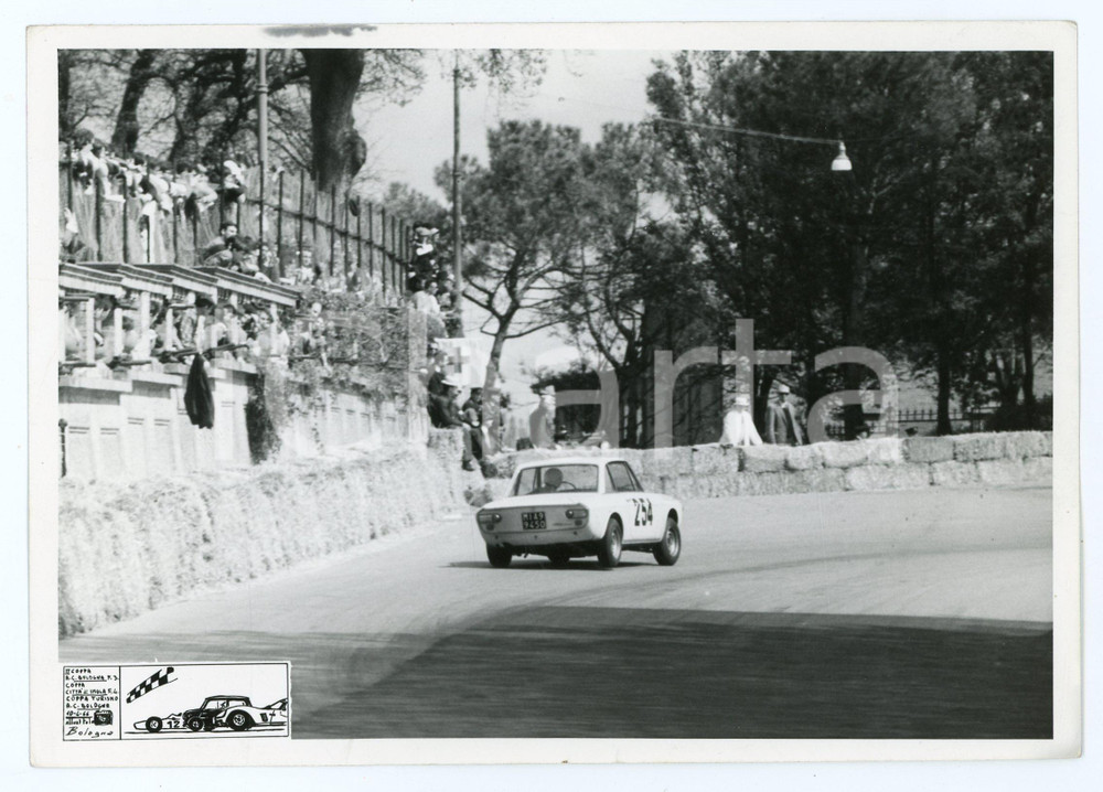 Fotografia d epoca originale 1966 Coppa Turismo A.C. BOLOGNA Pubblico tifa per Lancia Fulvia JOLLY CLUB Foto 1