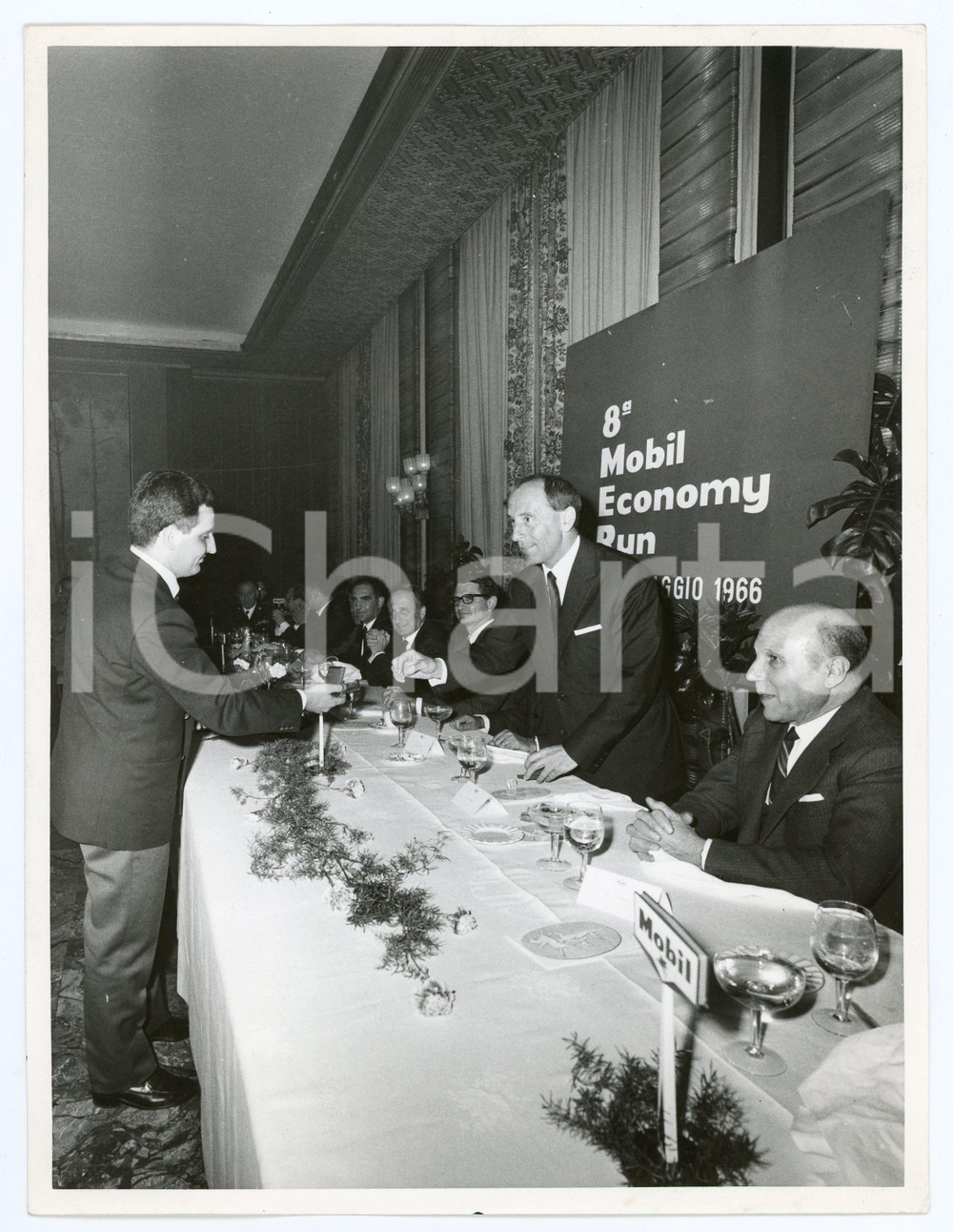 Fotografia d epoca originale 1966 8Â° MOBIL ECONOMY RUN Cerimonia premiazione Consegna medaglietta Foto 1