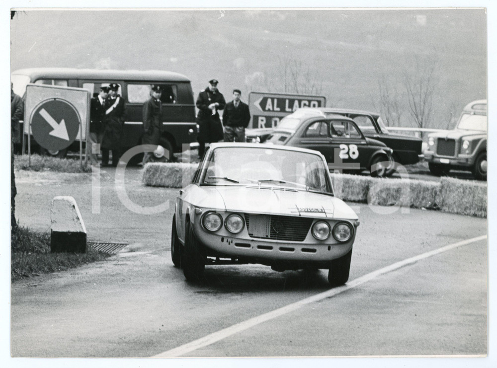 Fotografia d epoca originale 1966 XXXII Coppa Gallenga JOLLY CLUB Carabinieri guardano LANCIA Fulvia coupÃ© 1