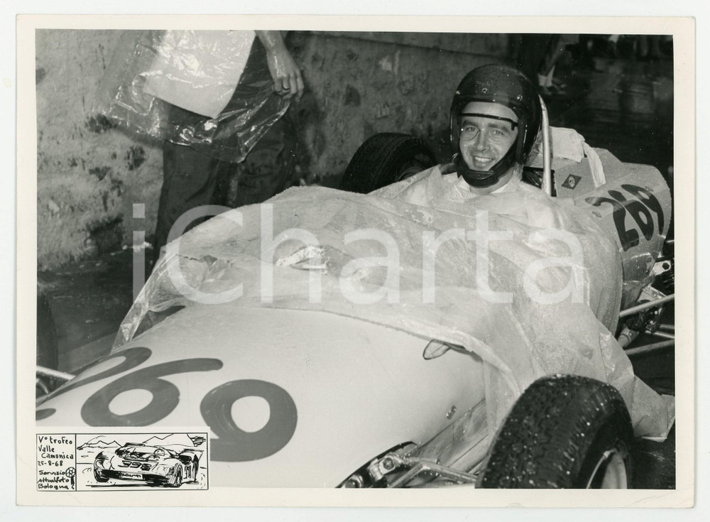 Fotografia d epoca originale 1968 V Trofeo VALLECAMONICA Pilota pronto per cronoscalata sotto la pioggia Foto 1