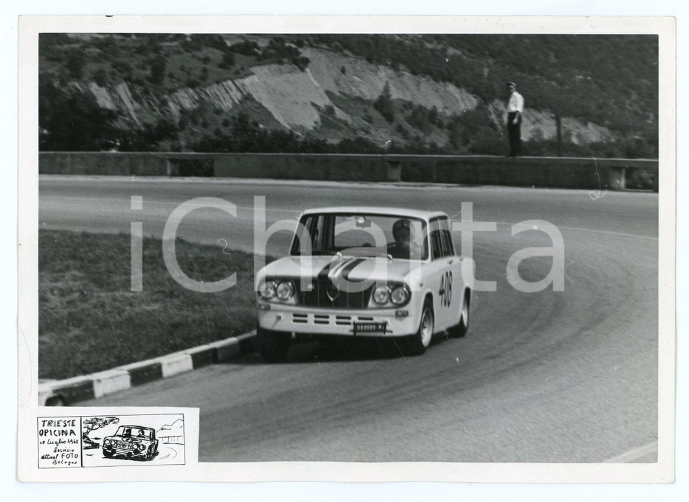Fotografia d epoca originale 1965 TRIESTE OPICINA Lancia Fulvia JOLLY CLUB Uomo in piedi su guardrail RALLY 1