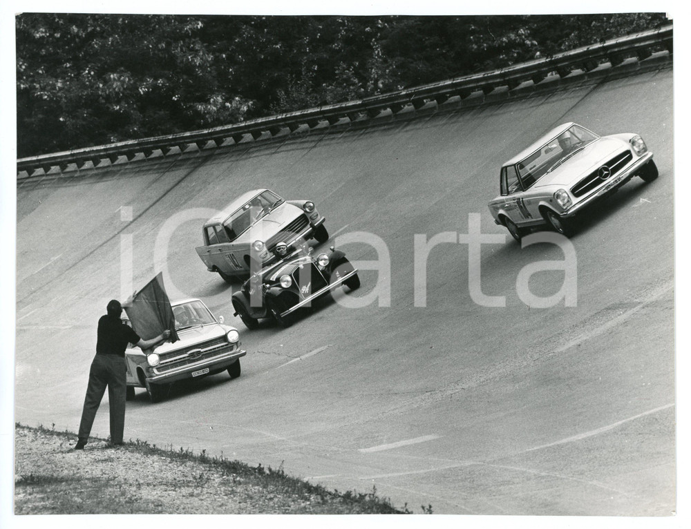 Fotografia d epoca originale 1965 ca MOBIL ECONOMY RUN Piloti seguono indicazioni sbandieratore Foto 1