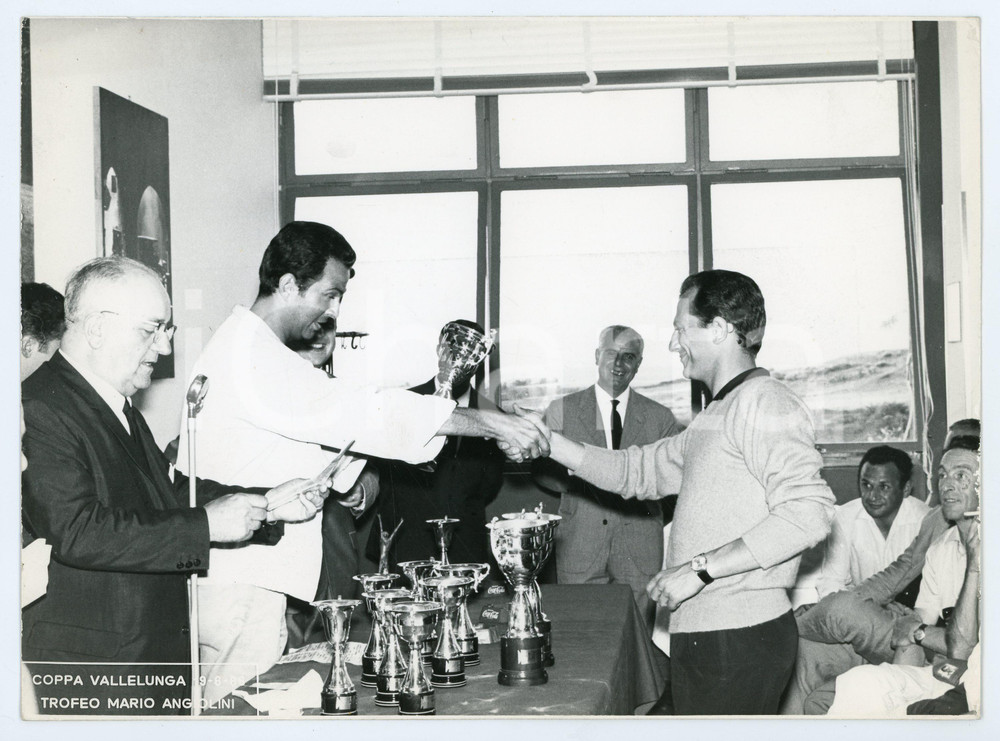 Fotografia d epoca originale 1966 Coppa VALLELUNGA Trofeo Mario ANGIOLINI Consegna della coppa Foto 1