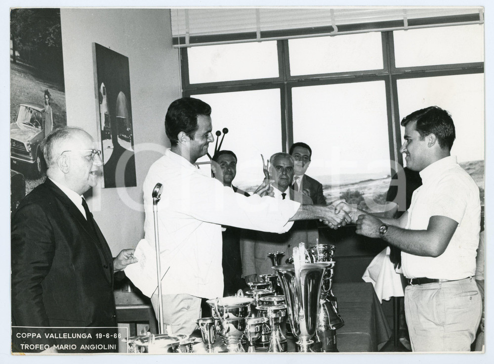 Fotografia d epoca originale 1966 Coppa VALLELUNGA Trofeo Mario ANGIOLINI Stretta di mano al vincitore Foto 1