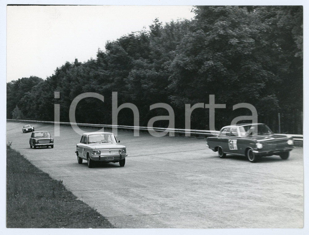 Fotografia d epoca originale 1965 ca MOBIL ECONOMY RUN Sorpasso tra auto in pista Foto 24x18 cm 1