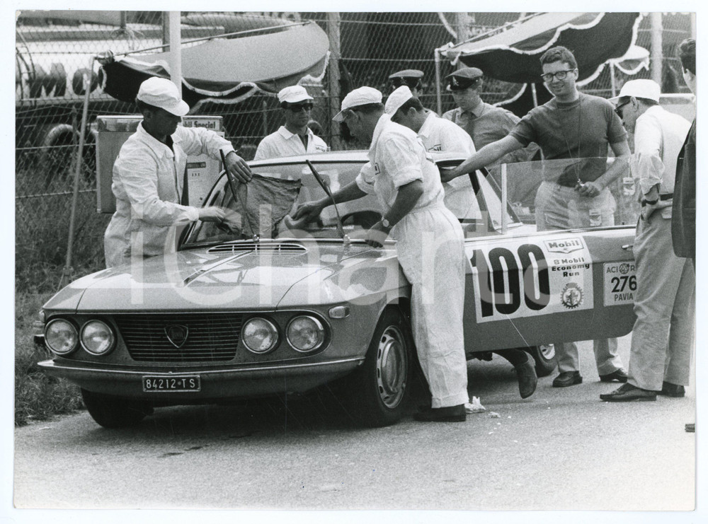 Fotografia d epoca originale 1965 ca 8Â° MOBIL ECONOMY RUN Tecnici lavano LANCIA Fulvia coupÃ© Foto 1