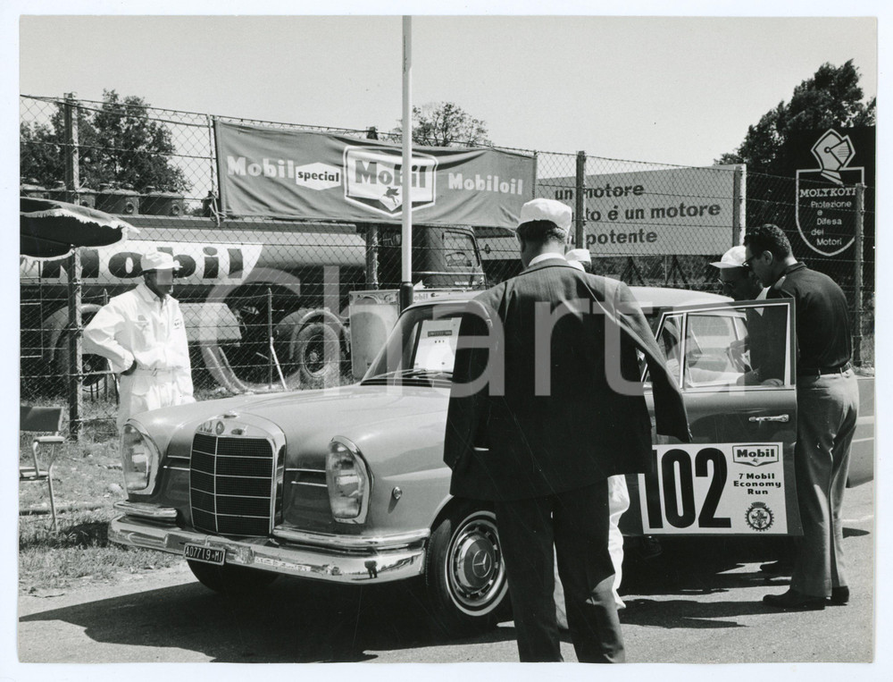 Fotografia d epoca originale 1965ca ITALIA AUTOMOBILISMO  7° MOBIL ECONOMY RUN Giudici con MERCEDES BENZ W112 1